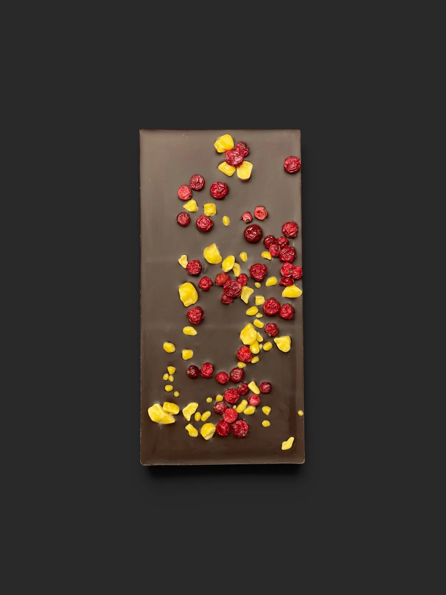 Maracaibo-Schokolade aus 88% Kakao mit Johannisbeeren & Passionsfrucht – handgefertigt in Michis Schokoatelier in Frankfurt.