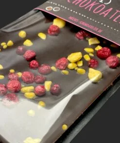Maracaibo-Schokolade (88% Kakaoanteil) mit Johannisbeeren & Passionsfrucht 85g – Michis Schokoatelier
