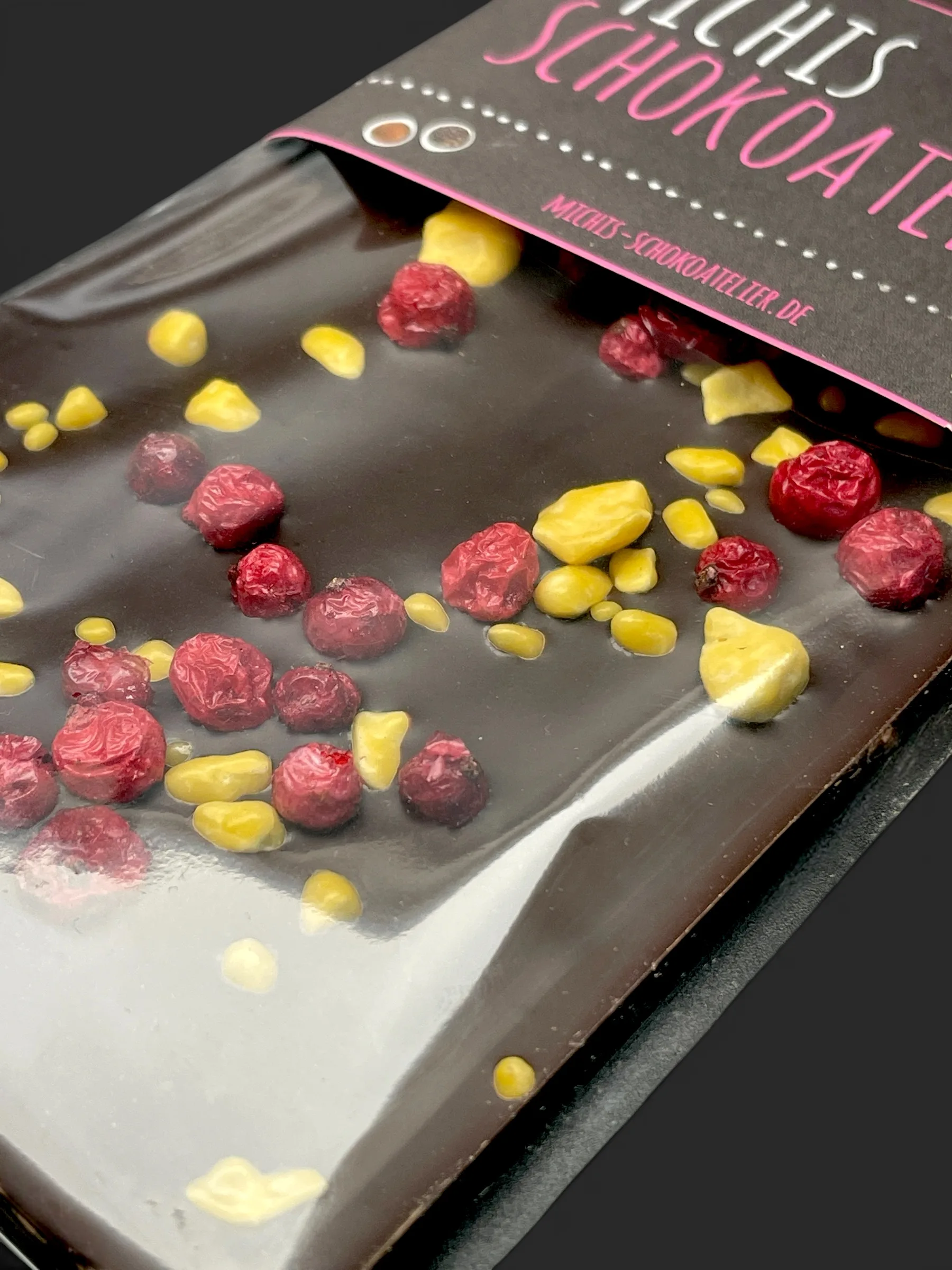 Maracaibo-Schokolade (88% Kakaoanteil) mit Johannisbeeren & Passionsfrucht 85g – Michis Schokoatelier
