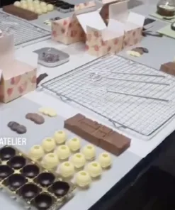 Pralinenseminar, Pralinenwerkstatt mit Formen und Werkzeugen – handgefertigt in Michis Schokoatelier in Frankfurt.