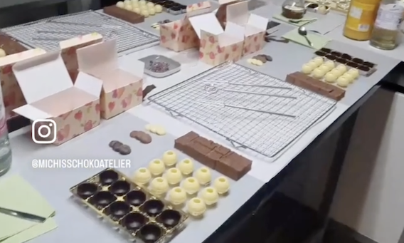 Pralinenseminar, Pralinenwerkstatt mit Formen und Werkzeugen – handgefertigt in Michis Schokoatelier in Frankfurt.