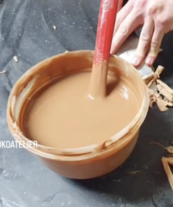 Pralinenseminar, Rühren der Kuvertüre in der Schüssel – handgefertigt in Michis Schokoatelier in Frankfurt.