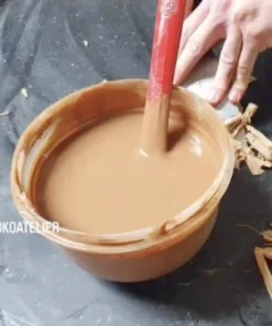 Pralinenseminar, Rühren der Kuvertüre in der Schüssel – handgefertigt in Michis Schokoatelier in Frankfurt.