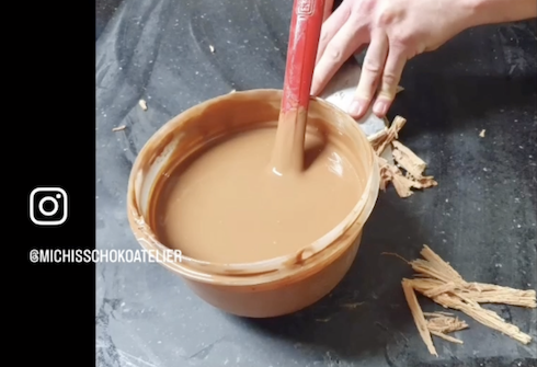 Pralinenseminar, Rühren der Kuvertüre in der Schüssel – handgefertigt in Michis Schokoatelier in Frankfurt.