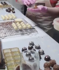 Pralinenseminar, Befüllen der Pralinenformen – handgefertigt in Michis Schokoatelier in Frankfurt.