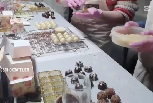 Pralinenseminar, Befüllen der Pralinenformen – handgefertigt in Michis Schokoatelier in Frankfurt.
