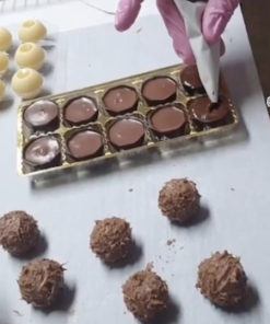 Pralinenseminar, gefüllte Pralinen in Hohlkörpern – handgefertigt in Michis Schokoatelier in Frankfurt.