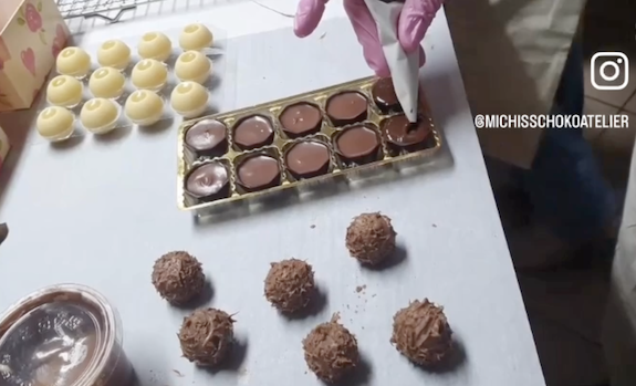 Pralinenseminar, gefüllte Pralinen in Hohlkörpern – handgefertigt in Michis Schokoatelier in Frankfurt.