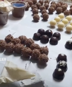 Pralinenseminar, sortierte Pralinen auf Marmorplatte – handgefertigt in Michis Schokoatelier in Frankfurt.