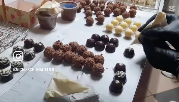 Pralinenseminar, sortierte Pralinen auf Marmorplatte – handgefertigt in Michis Schokoatelier in Frankfurt.