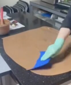 Pralinenseminar, Tablieren mit Spachtel auf Marmor – handgefertigt in Michis Schokoatelier in Frankfurt.
