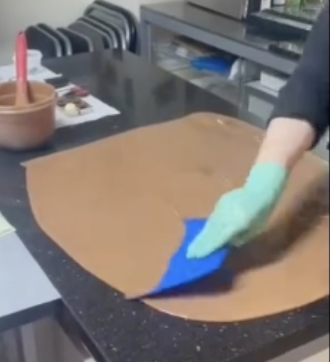 Pralinenseminar, Tablieren mit Spachtel auf Marmor – handgefertigt in Michis Schokoatelier in Frankfurt.