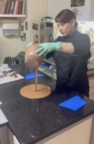 Pralinenseminar, Tablieren von Schokolade – handgefertigt in Michis Schokoatelier in Frankfurt.