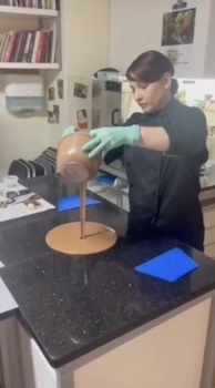 Pralinenseminar, Tablieren von Schokolade – handgefertigt in Michis Schokoatelier in Frankfurt.