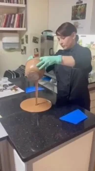 Pralinenseminar, Tablieren von Schokolade – handgefertigt in Michis Schokoatelier in Frankfurt.