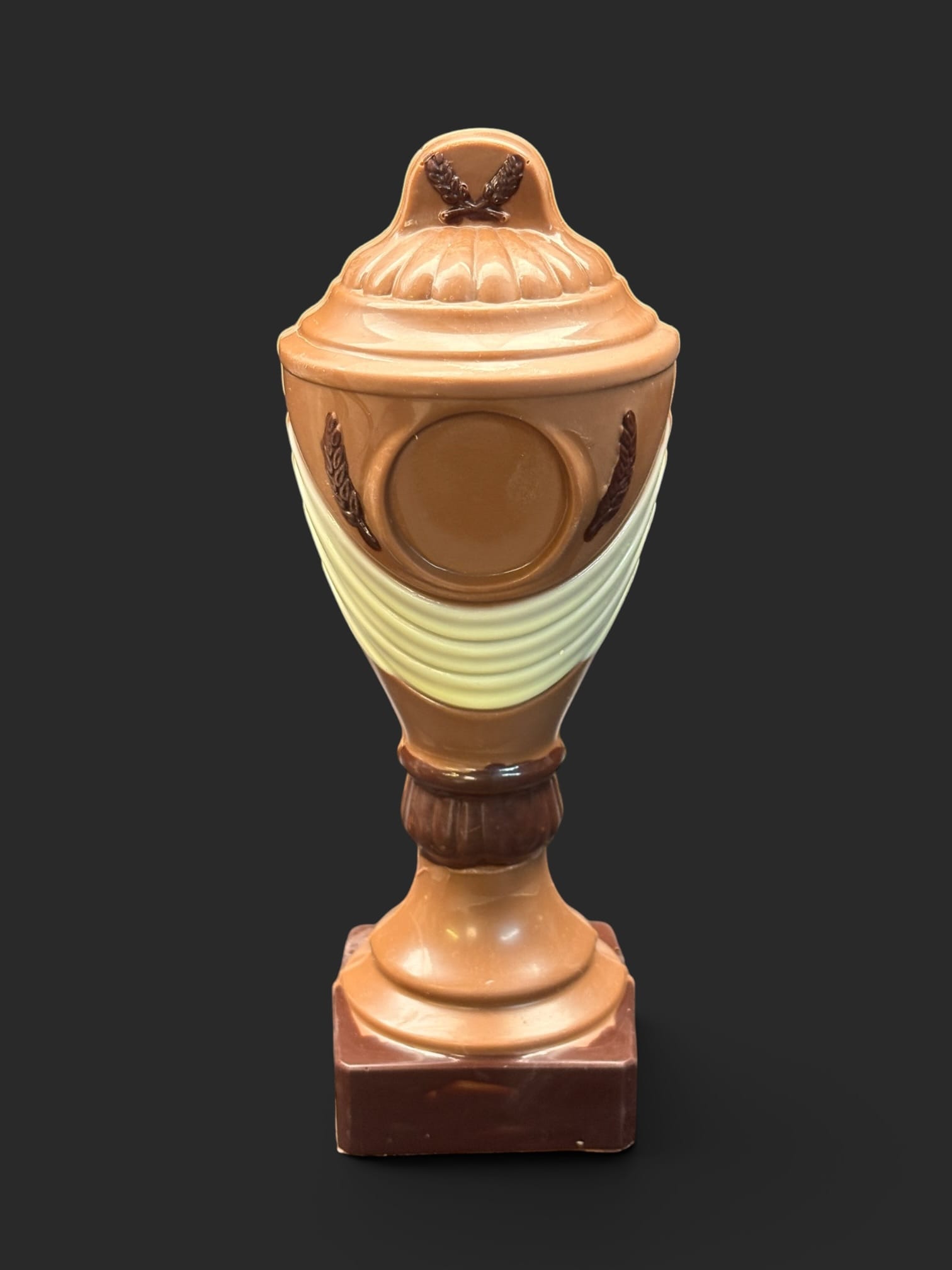 Pokal aus Vollmilch-Schokolade (40% Kakao), 20,5 cm hoch – handgefertigt in Michis Schokoatelier in Frankfurt