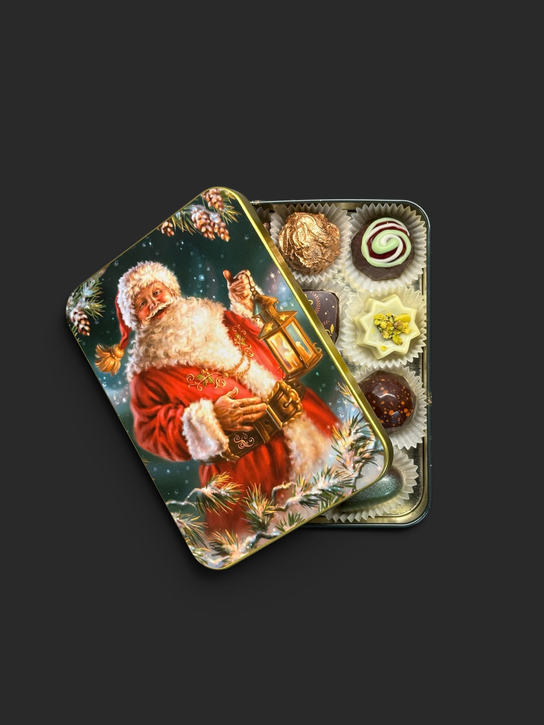 Weihnachtsbüchse aus Blech mit 12 Pralinen aus Schokolade, Weihnachtsmann-Motiv – handgefertigt in Michis Schokoatelier