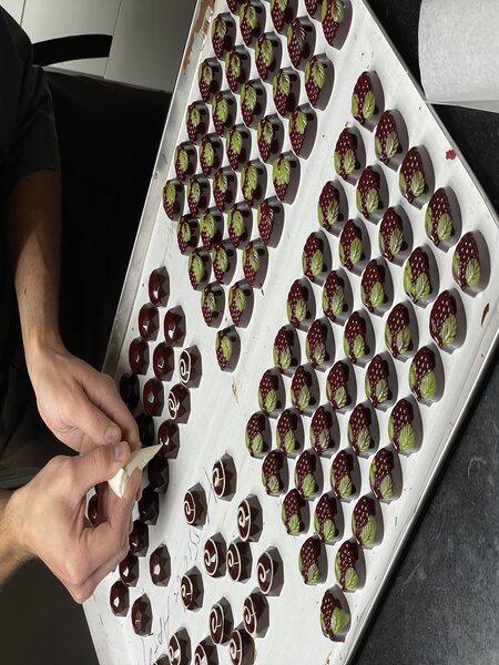 Pralinen von Hand dekorieren