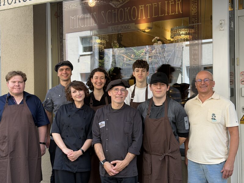 Teamfoto am Ladeneingang
